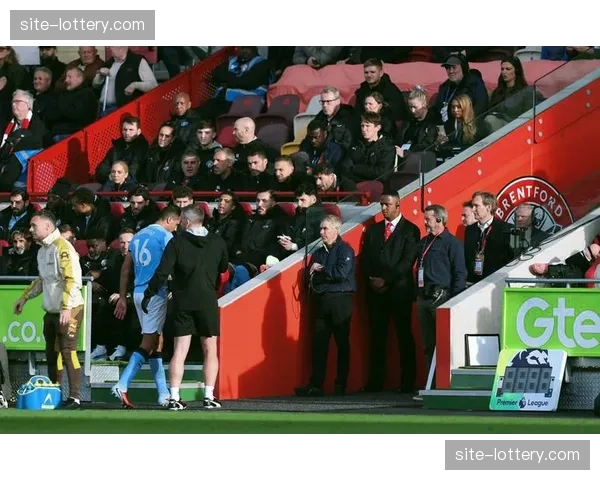 罗德里伤愈归队助力曼城中场 其防守屏障作用无可替代 罗德里伤愈归队助力曼城中场 其防守屏障作用无可替代